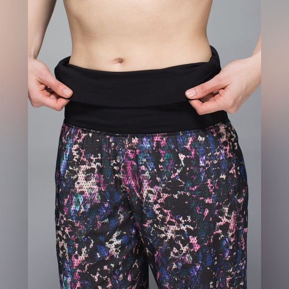 Lululemon Women’s Om Mesh Jogger Pants Floral Sport Black Multi Size 2 - Picture 5 of 16
